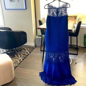 Tadashi Shoji Pintucked Jersey Gown with Lace Illusion Neck - Size Large